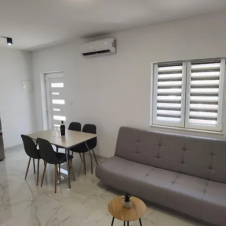 Nina Apartment Split